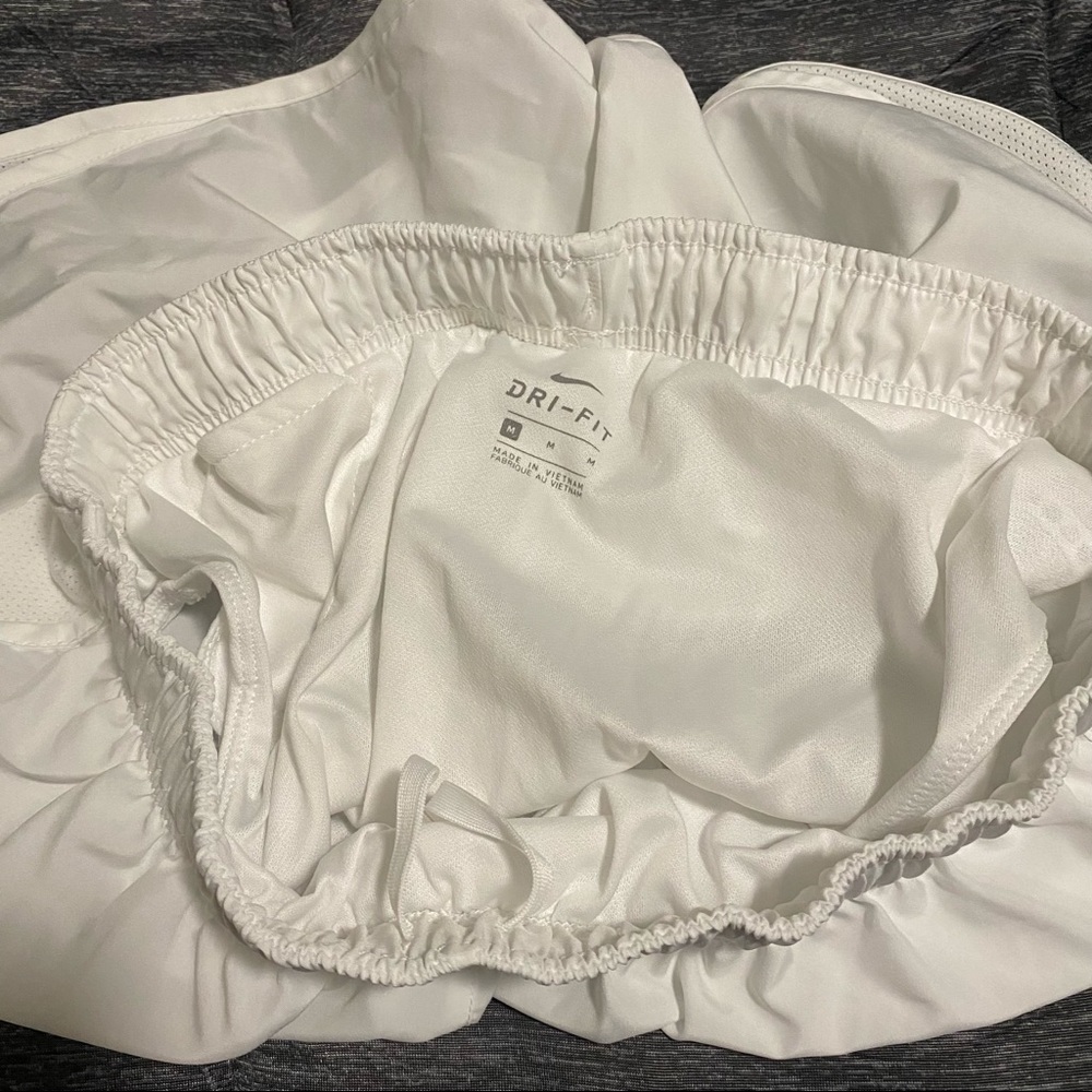 NWOT Women’s White Nike DRI-FIT Shorts - Picture 3 of 3